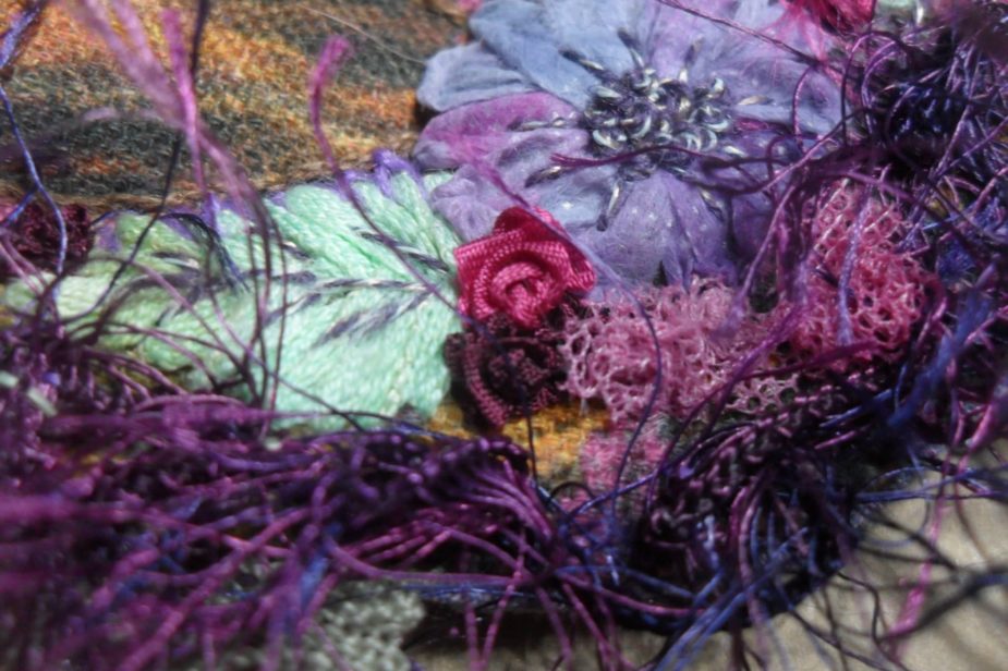 Broder une rose accordéon