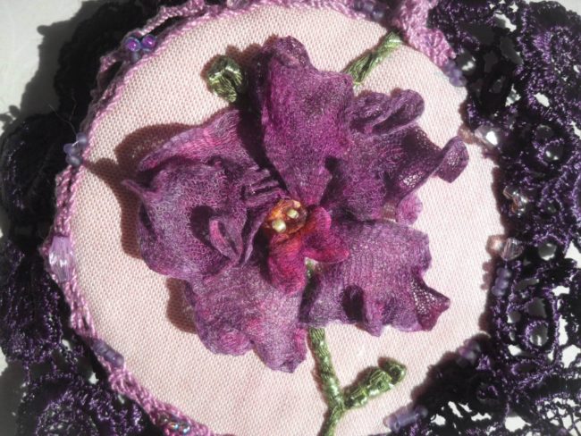 Broder une orchidée Broder une orchidée oubroder une broche