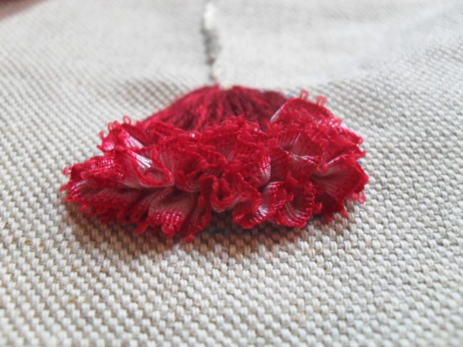 Broder une fleur avec un ruban froncé