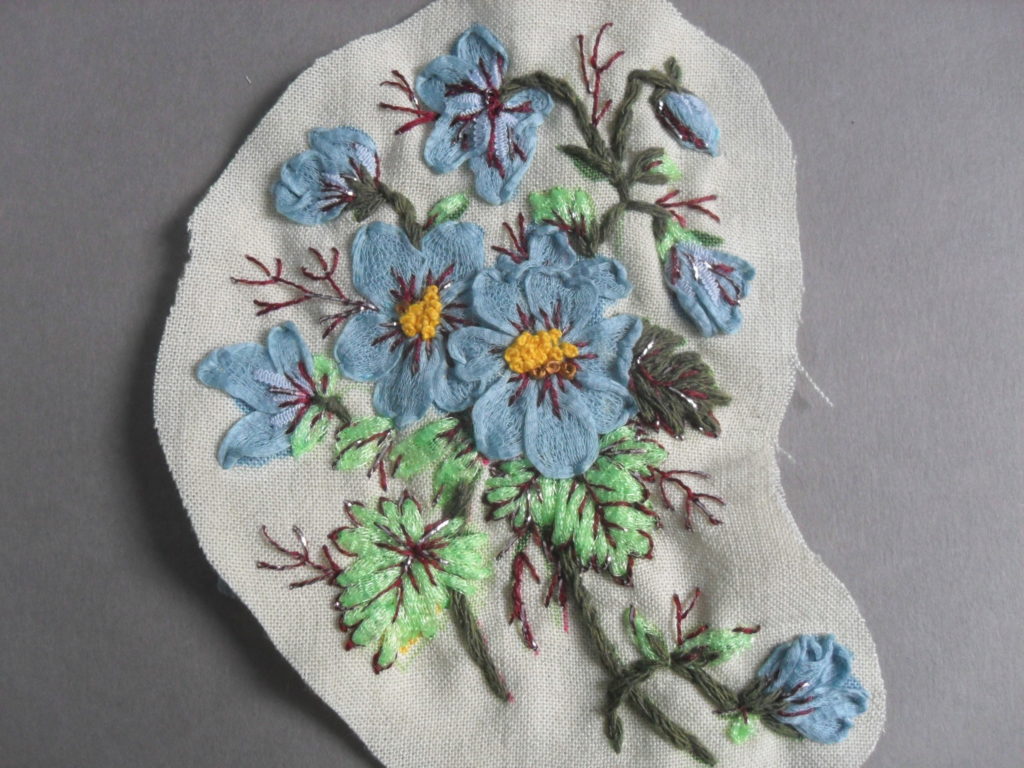 broder un bouquet à partir d'un tissu à motif