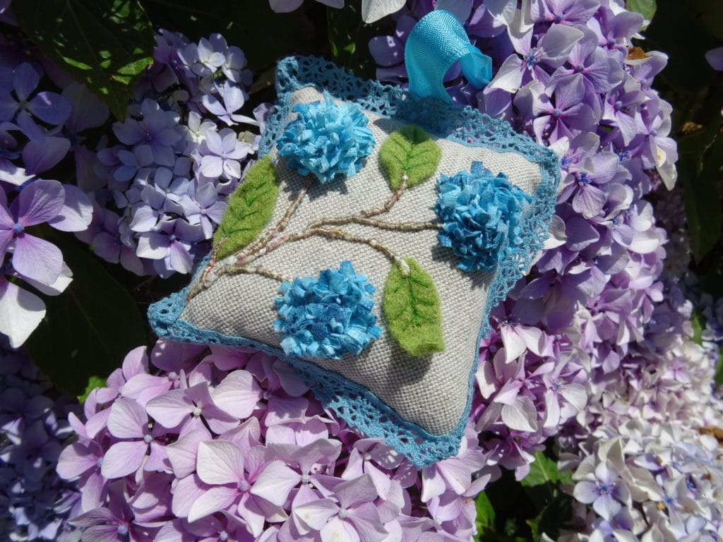 Broder l'été, broder une fleur d'hortensia