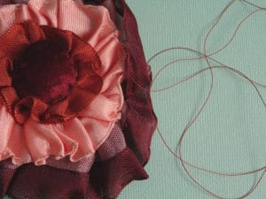 Utiliser les fils classiques en broderie : froncer avec du fil à gant
