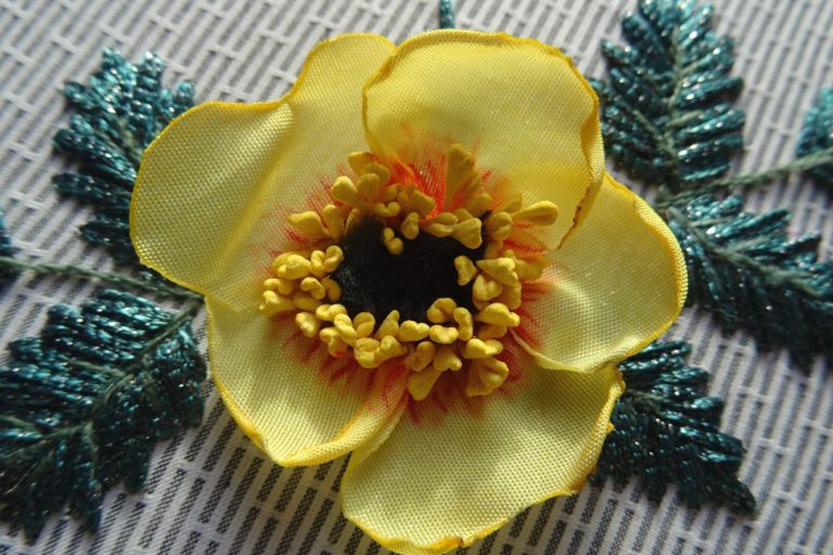 Broder une fleur en volume