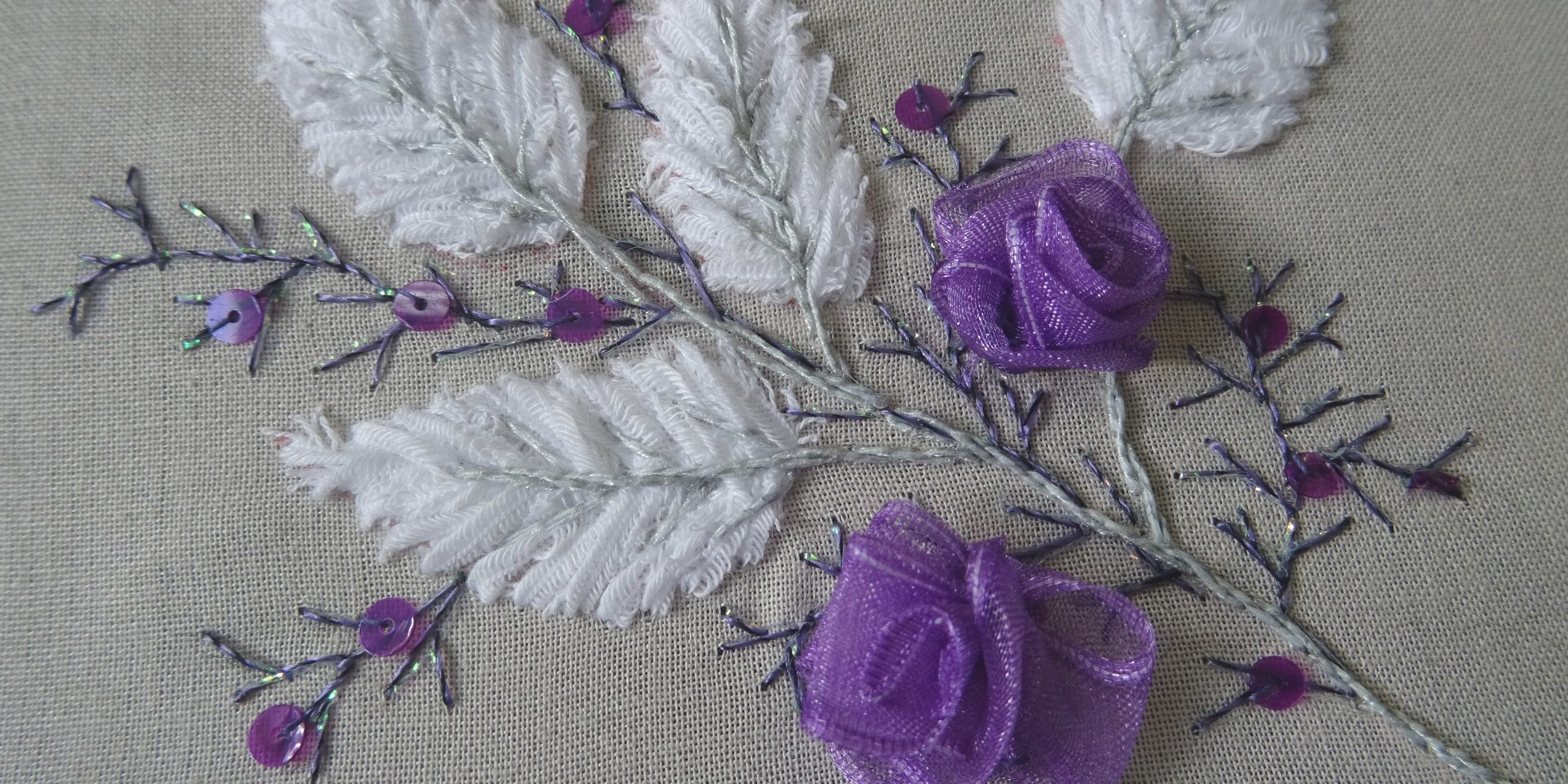 branchage de fête Modèle proposé avec l'assortiment "Broder l'hiver"