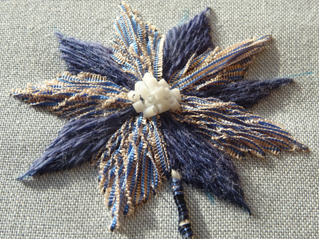 Nuance brodée #4 : fleur bleue