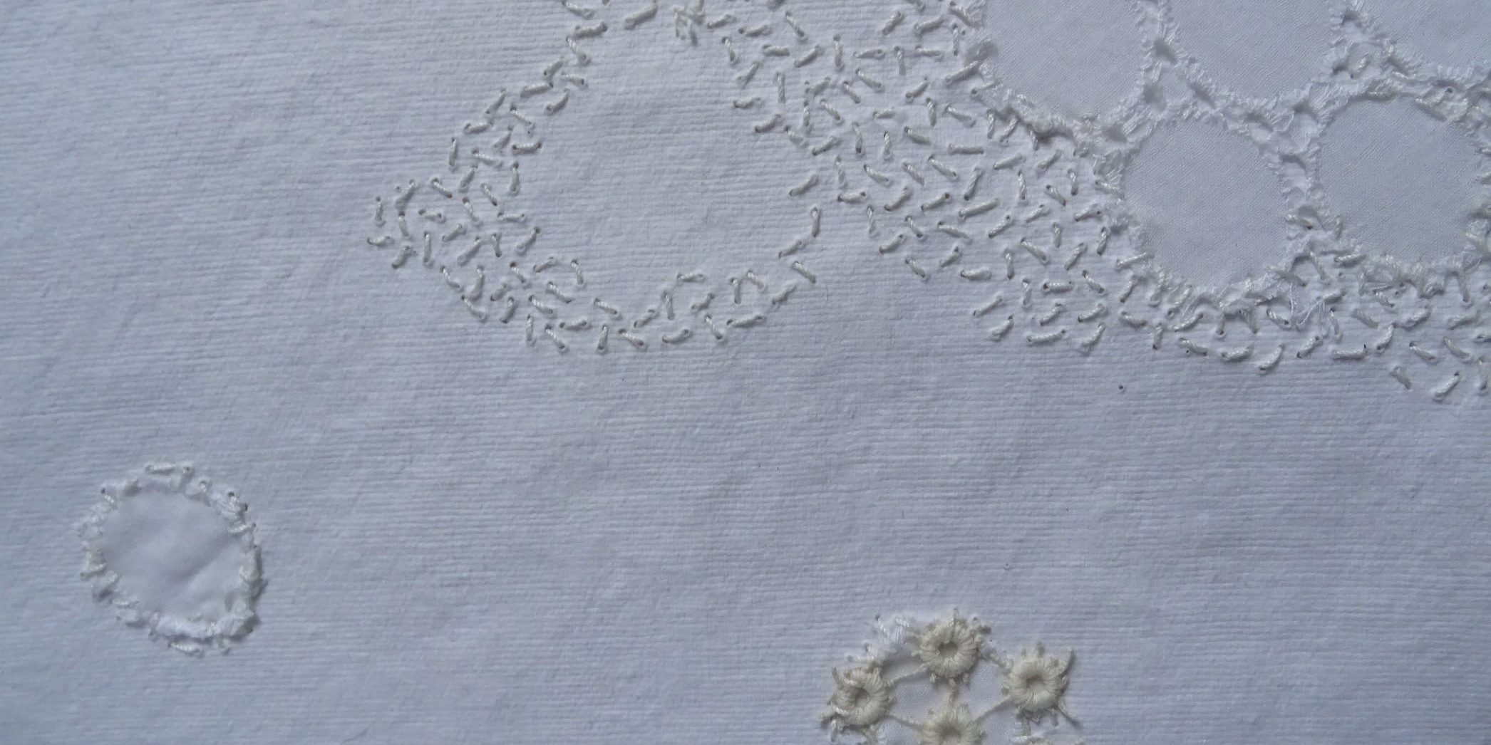 Broderie monochrome et camaïeu