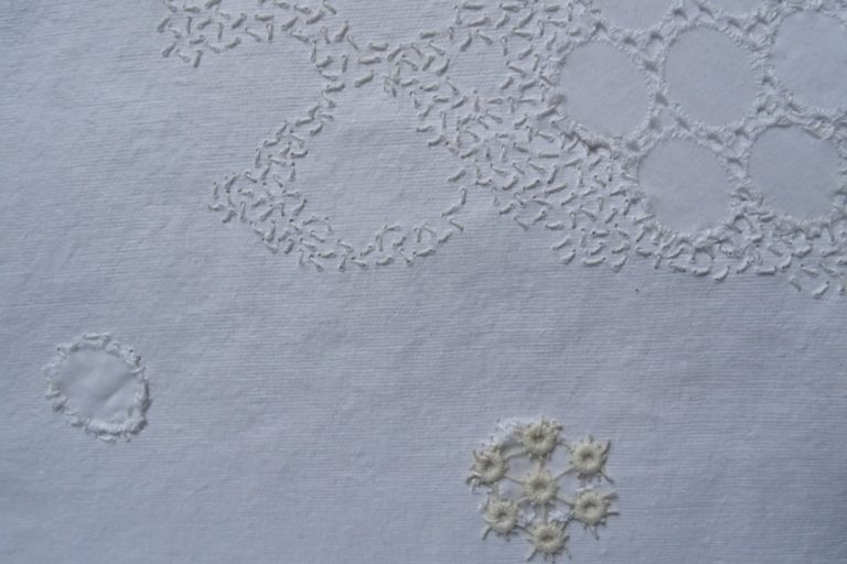 Broderie monochrome et camaïeu