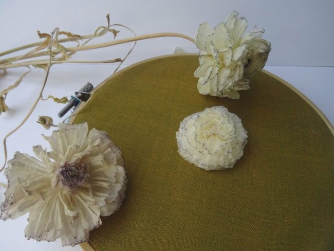 Broder une fleur en volume