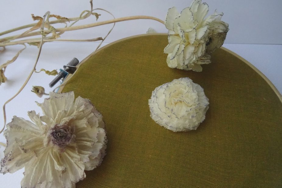 Broder une fleur en volume