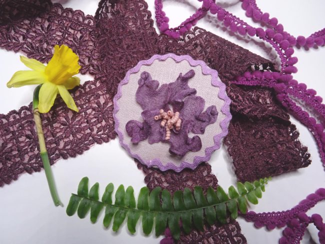 Défi broderie mensuel : Broder une broche fleurie grâce à la broderie d'embellissement ou broderie créative, proposé par Fils et Fantaisies