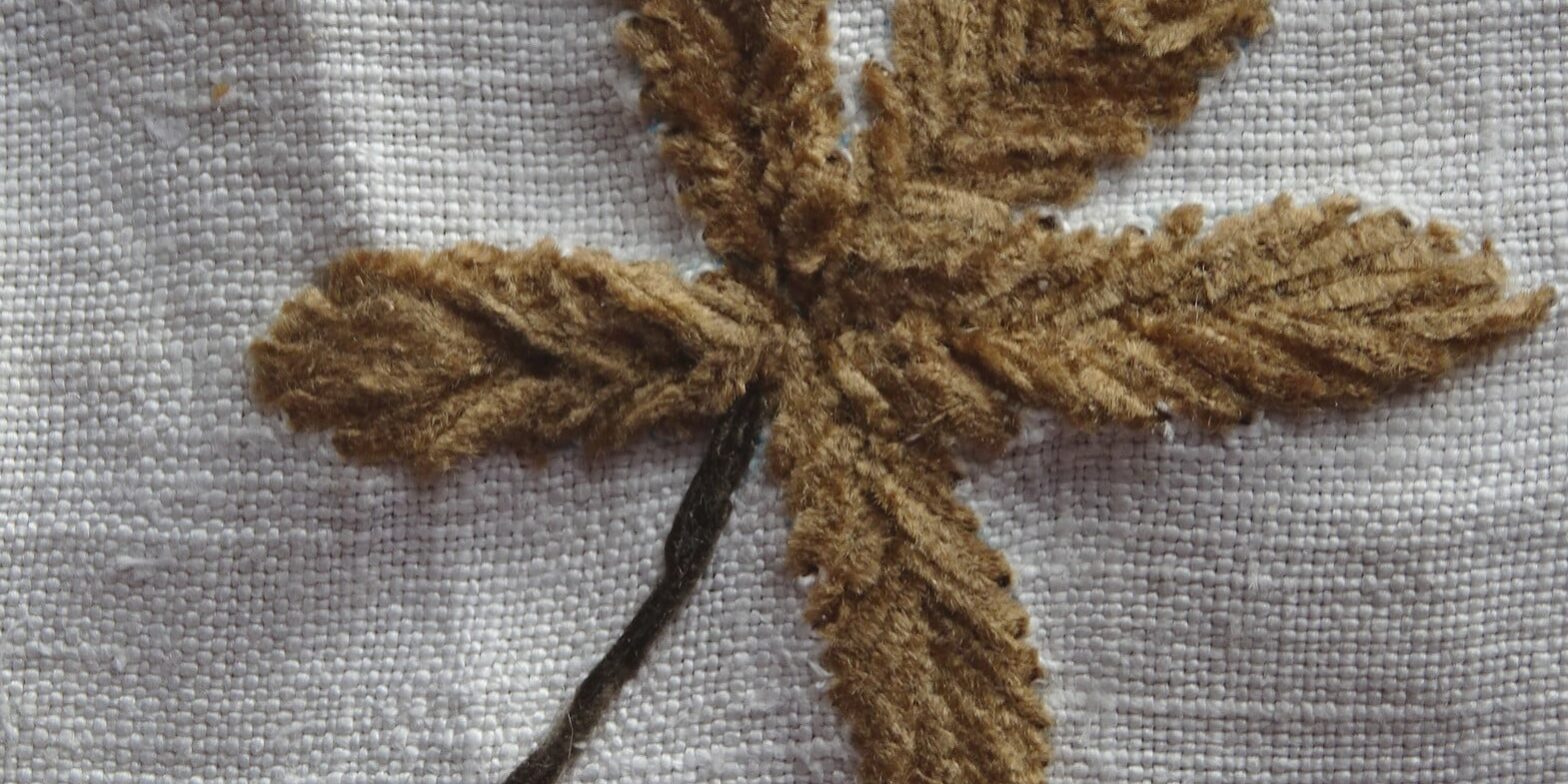 Feuillage n°4 – Fils et Fantaisies Feuillage n°4 - Fils et Fantaisies - Broderie d'embellissement ou broderie créative.