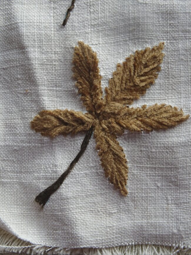 Feuillage n°4 – Fils et Fantaisies Feuillage n°4 - Fils et Fantaisies - Broderie d'embellissement ou broderie créative.