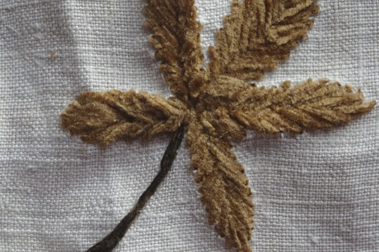 Feuillage n°4 - Fils et Fantaisies - Broderie d'embellissement ou broderie créative.