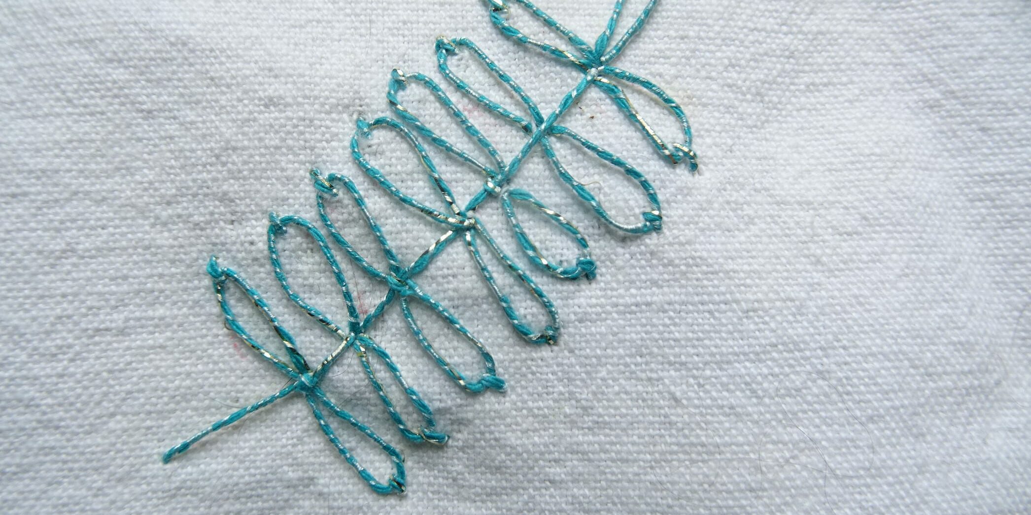 Feuillage N°7 – Fils et Fantaisies – Animation broderie gratuite Broder du feuillage Feuillage N°7 - Fils et Fantaisies - Animation broderie gratuite Broder du feuillage - Broderie débutant - Broderie d'embellissement par Fils et Fantaisies