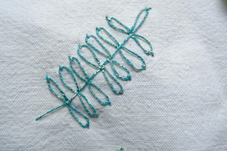 Feuillage N°7 - Fils et Fantaisies - Animation broderie gratuite Broder du feuillage - Broderie débutant - Broderie d'embellissement par Fils et Fantaisies