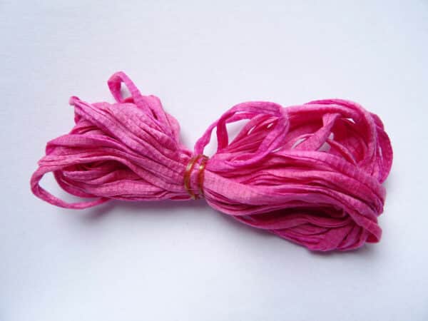 Fil Flora Fuchsia - Fils et Fantaisies - Lacet étirable pour broderie d'embellissement ou broderie créative