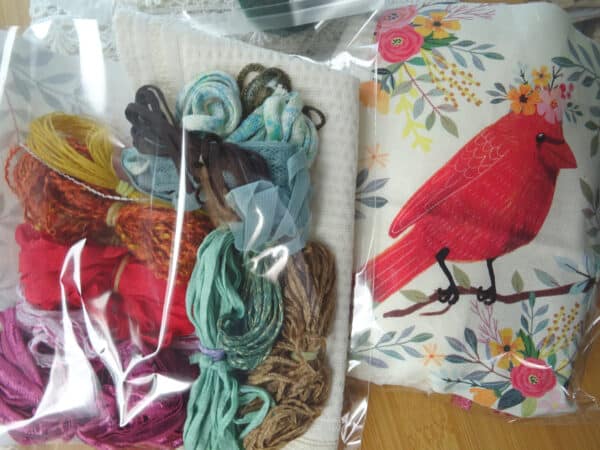 Assortiment Cardinal broder un oiseau - broderie d'embellissement ou broderie créative, fils fantaisie