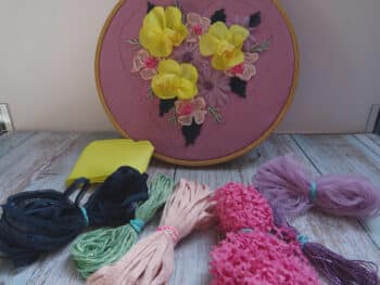 Assortiment coeur de printemps fils fantaisie pour broderie d'embellissement ou broderie créative. Idéal pour débuter la broderie d'embellissement et découvrir les fils fantaisie !