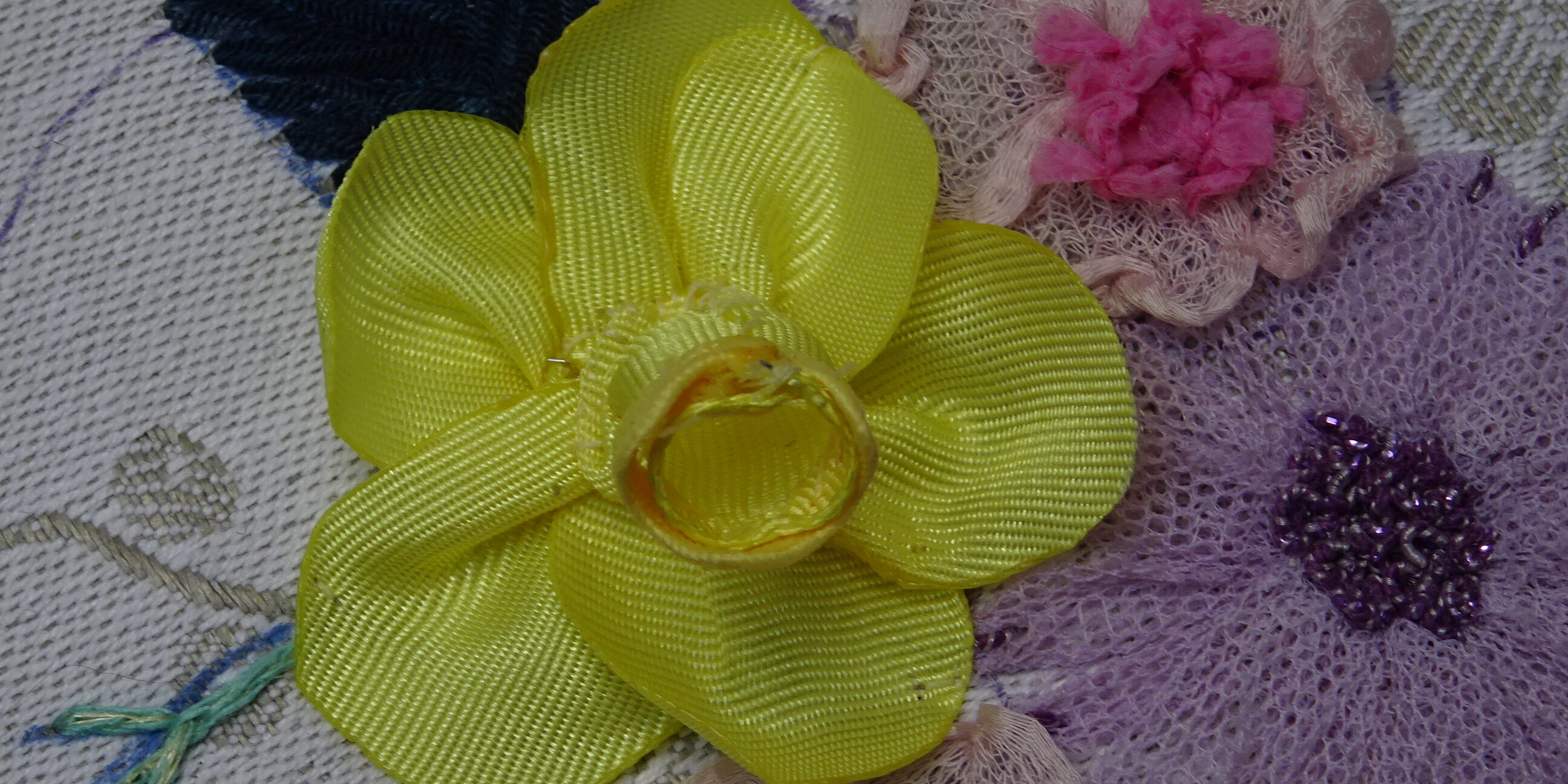 Tuto Broder des jonquilles, broderie d'embellissement ou broderie créative, Fils et Fantaisies