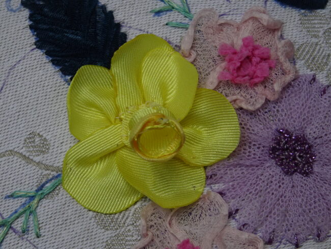 Tuto Broder des jonquilles, broderie d’embellissement ou broderie créative, Fils et Fantaisies Tuto Broder des jonquilles, broderie d'embellissement ou broderie créative, Fils et Fantaisies