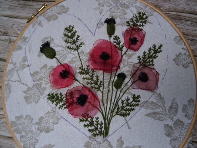 Broder des coquelicots – Au coeur de l’été – Fils et Fantaisies Broder des coquelicots - Au coeur de l'été tuto. gratuit de broderie d'embellissement ou broderie créative par Fils et Fantaisies