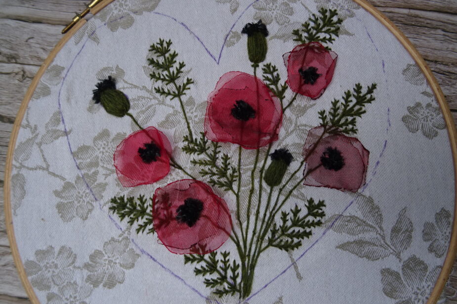 Broder des coquelicots - Au coeur de l'été tuto. gratuit de broderie d'embellissement ou broderie créative par Fils et Fantaisies