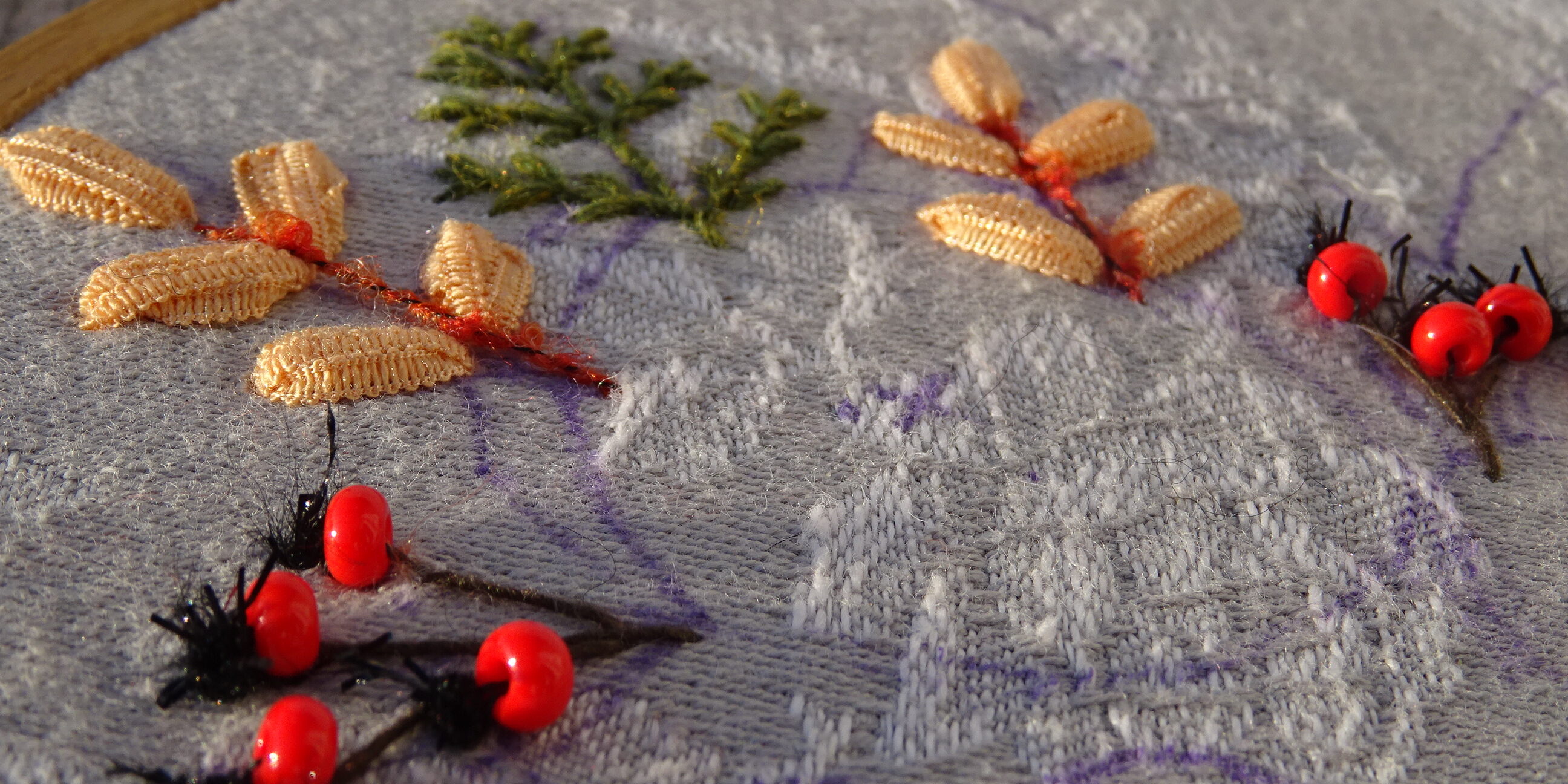 Les feuillages du Coeur d’Automne – tuto broderie d’embellissement ou broderie créative par Fils et Fantaisies