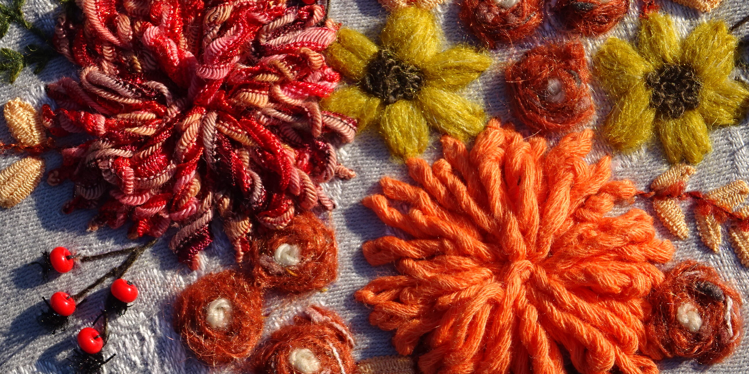 Broder les fleurs du Coeur d'Automne - tuto gratuit pour broderie d'embellissement ou broderie créative par Fils et Fantaisies