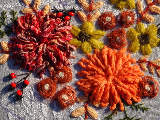 Broder les fleurs du Coeur d’Automne – tuto gratuit pour broderie d’embellissement ou broderie créative par Fils et Fantaisies Broder les fleurs du Coeur d'Automne - tuto gratuit pour broderie d'embellissement ou broderie créative par Fils et Fantaisies