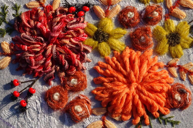 Broder les fleurs du Coeur d'Automne - tuto gratuit pour broderie d'embellissement ou broderie créative par Fils et Fantaisies