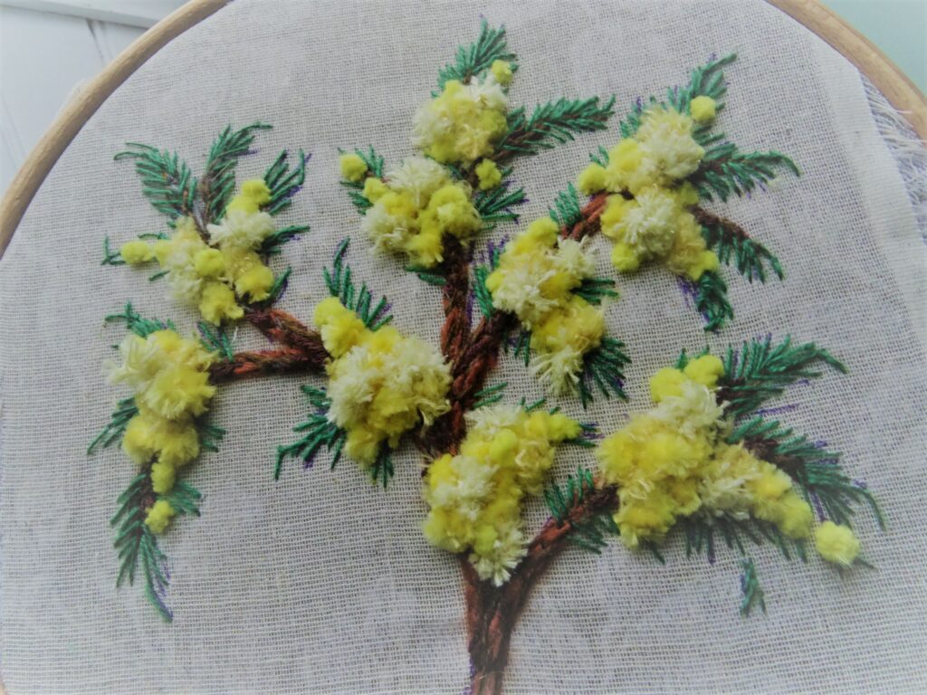 Broder du mimosa façon Léa Stansal - Broderie d'embellissement ou créative par Fils et Fantaisies