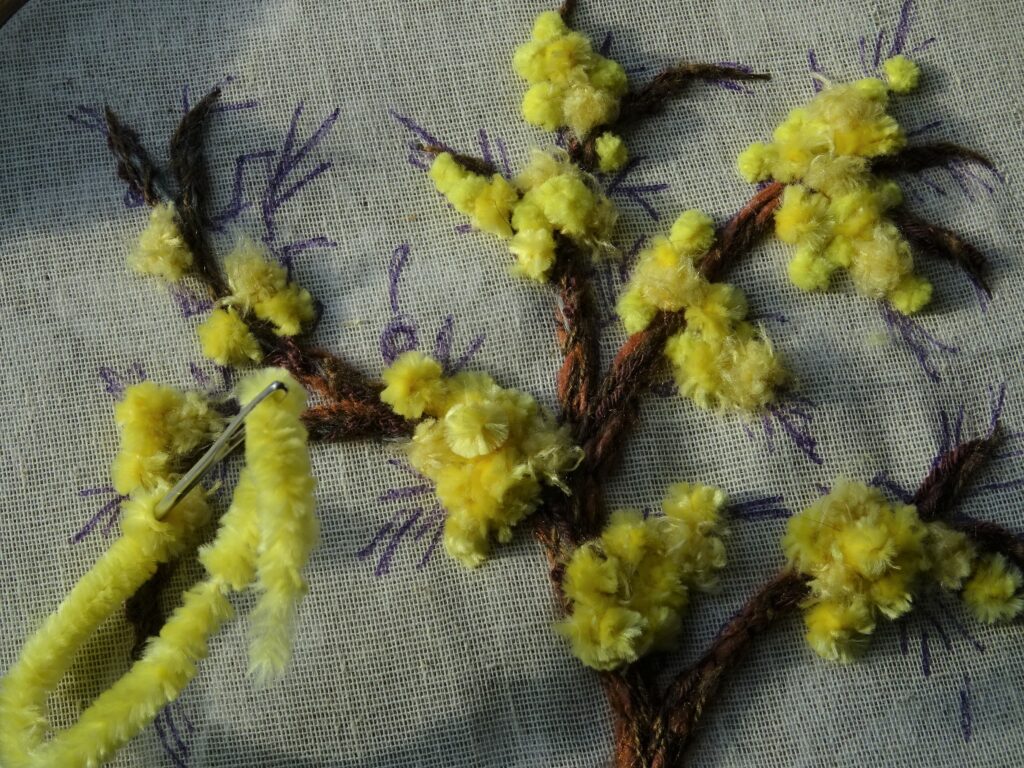 Broder du mimosa façon Léa Stansal - Broderie d'embellissement ou broderie créative par Fils et Fantaisies