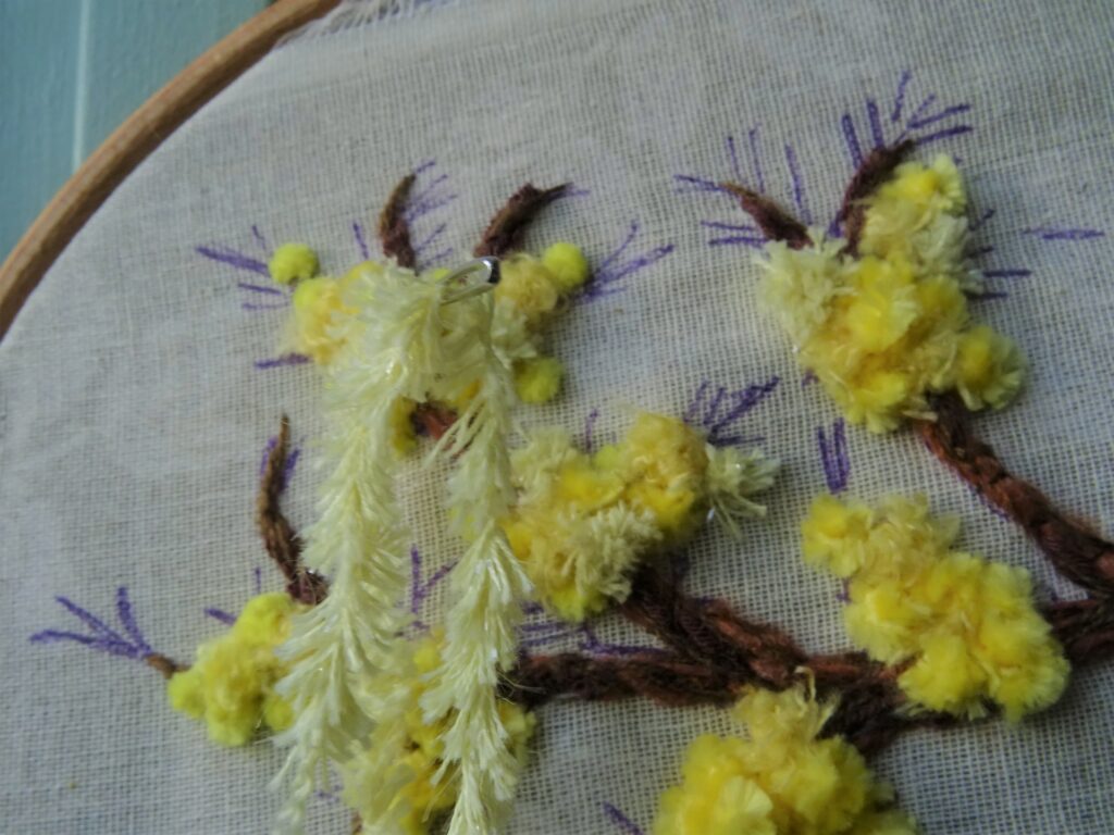 Broder du mimosa façon Léa Stansal - Broderie d'embellissement ou broderie créative par Fils et Fantaisies