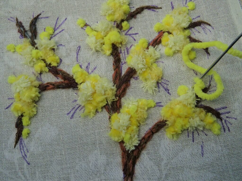 Broder du mimosa façon Léa Stansal - Broderie d'embellissement ou broderie créative par Fils et Fantaisies