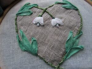 Broder des perce-neige - Fils et Fantaisies broderie d'embellissement ou broderie créative ou broderie fantaisie