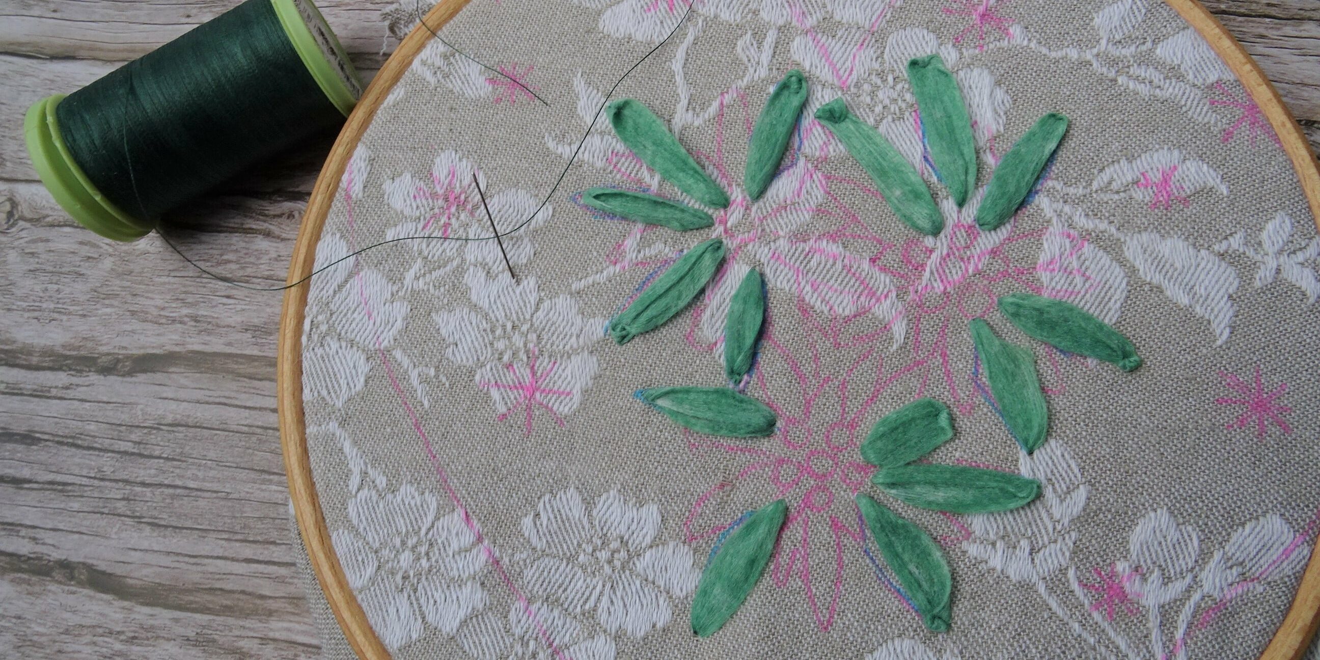Broder les feuilles : Un coeur en hiver au point de ruban - Fils et Fantaisies modèle de broderie d'embellissement ou broderie créative ou broderie fantaisie