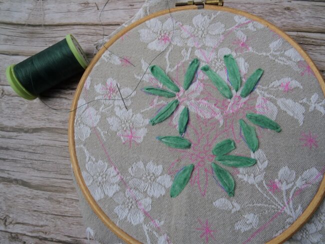 Broder les feuilles : Un coeur en hiver au point de ruban - Fils et Fantaisies modèle de broderie d'embellissement ou broderie créative ou broderie fantaisie