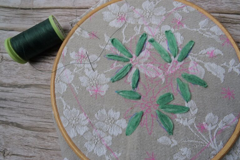 Broder les feuilles : Un coeur en hiver au point de ruban - Fils et Fantaisies modèle de broderie d'embellissement ou broderie créative ou broderie fantaisie