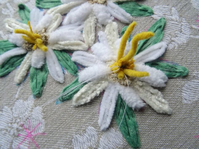 broder les fleurs d'edelweiss - tuto de broderie d'embellissement par Fils et Fantaisies