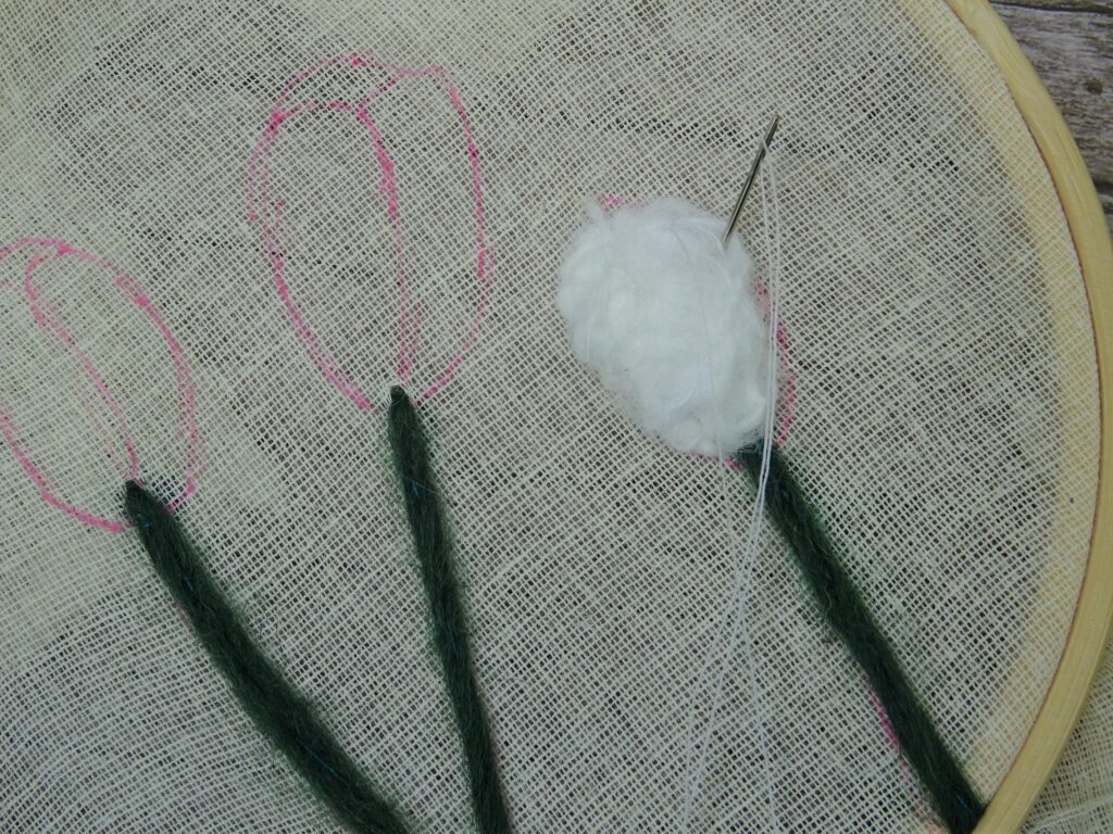 rembourrer le coeur des fleurs - broder des tulipes - Fils et Fantaisies