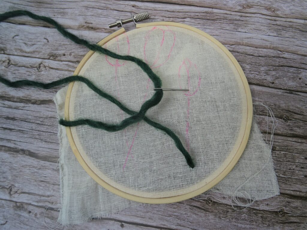 broder des tulipes : les tiges au point lancé