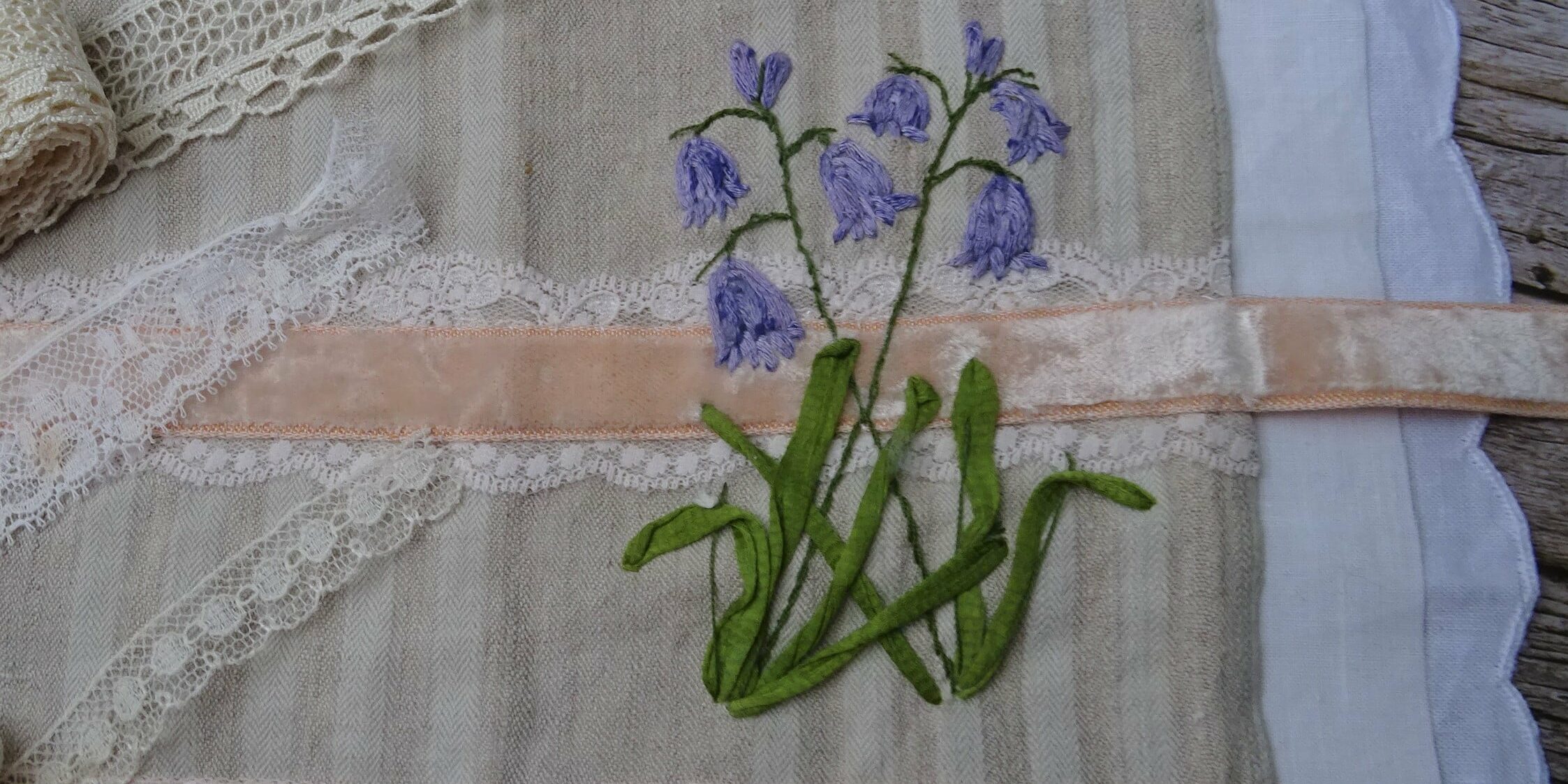 Broder des jacinthes des bois tuto broderie d'embellissement ou broderie créative ou broderie fantaisie par Fils et Fantaisies