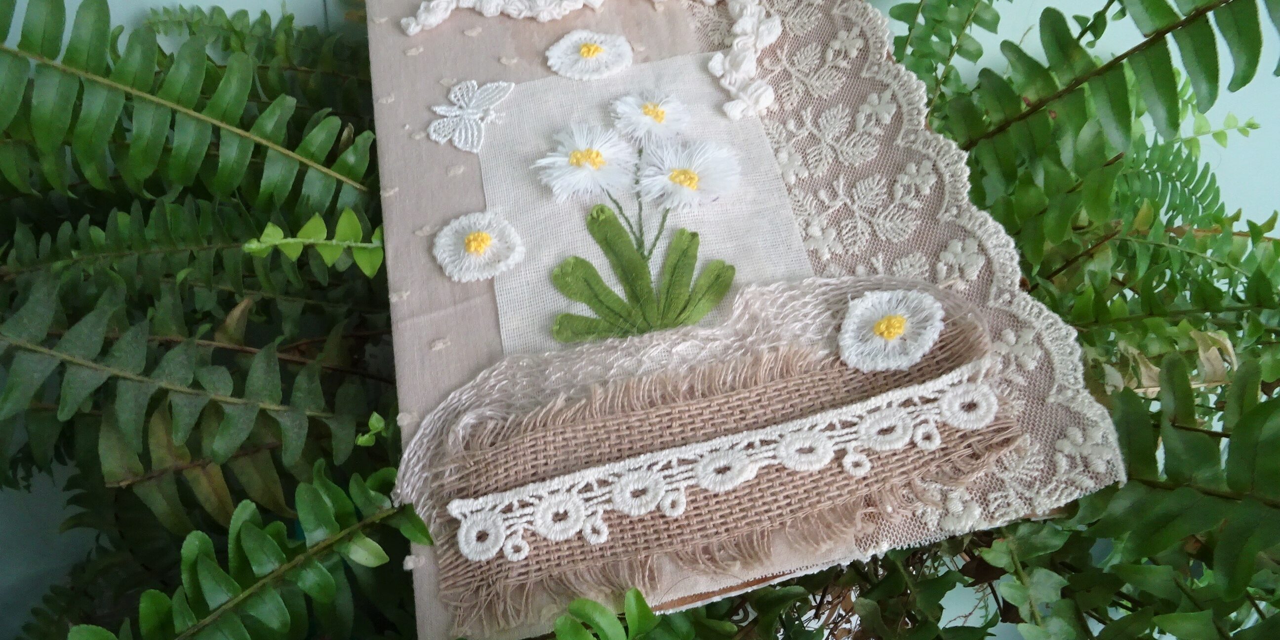Broder des pâquerettes (V2) Fils et Fantaisies carnet textile mixed media 2026