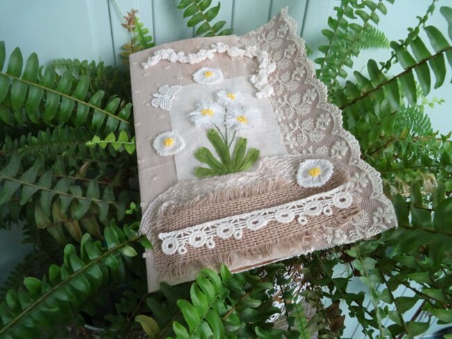 Broder des pâquerettes (V2) Fils et Fantaisies carnet textile mixed media 2026
